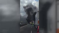 Un incendio en un cami�n corta la autopista AP-9 en Barro