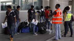 Imagen de archivo: diez eritreos llegando a Barajas