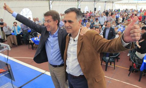 Militantes y simpatizantes abarrotaron la carpa donde el PP celebr una comida-mitin en Xuvia. 