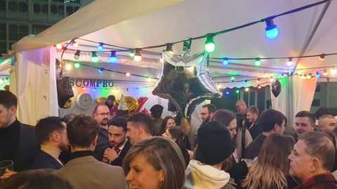 Gran ambiente en la carpa instalada por Hoscompro en Canido para dar la bienvenida al 2024