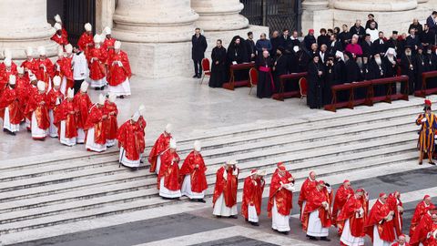 Los cardinales en la plaza de San Pedro del Vaticano