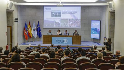 Al fondo, de izquierda a derecha, Laura Lagos, Beatriz Su�rez (Fundaci�n Juana de Vega), Ram�n D�az (USC) y �scar Rivas (Asociaci�n Galega de Custodia do Territorio) en una de las mesas redondas de la jornada, celebrada en la Diputaci�n