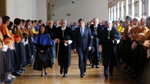 El presidente del Principado, Javier Fern�ndez (2d), junto al rector de la Universidad de Oviedo, Santiago Garc�a Granda (2i), al inicio del acto de inauguraci�n del curso de la instituci�n acad�mica asturiana, en el que ha anunciado un nuevo modelo de financiaci�n plurianual para la Universidad de Oviedo.