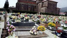La l�pida del sacerdote, en primer t�rmino, en el cementerio de Adina con la placa nueva de piedra. 