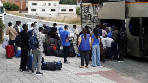 Llegada este viernes a Monterroso de 20 refugiados, que se suman a los otros cien que llegaron el jueves