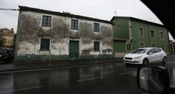 La ampliaci�n del vial ocupar�a la zona verde frente a los inmuebles.