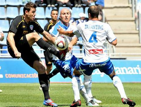 Marcos Rodr�guez, con la camiseta del Tenerife, ante Belencoso y Tarantino.