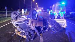 Vehculo volcado en la carretera AC-116 a la altura de O Val, en Narn.