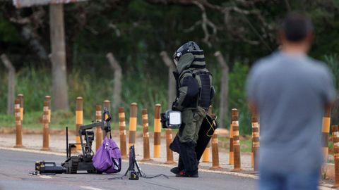La polic�a federal antibombas trabaja despu�s de hallar un artefacto explosivo en Brasilia.  