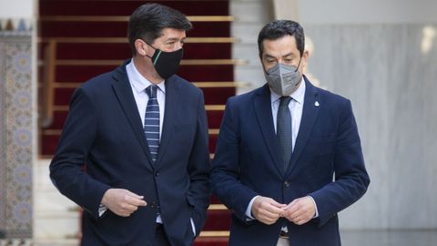 El presidente de la Junta de Andaluca, Juanma Moreno, a la derecha, junto al vicepresidente Juan Marn