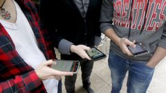 Un grupo de j�venes con sus tel�fonos m�viles.