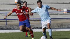 Asier intenta superar a un jugador del Sig�eiro en un partido de este curso