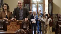 Avia Veira, candidata y portavoz del BNG, junto su predecesor, Francisco Jorquera. Al fondo, la alcaldesa, In�s Rey, encabeza la llegada del equipo de gobierno a una sesi�n plenaria. C�sar Quian