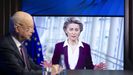 E director ejecutivo del Foro Econmico Mundial de Davos, German Klaus Schwab, con la presidenta de la Comisin Europea, Ursula Von der Leyen, interviniendo a travs de videoconferencia