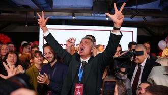 El candidato de la lista de estudiantes celebra la victoria