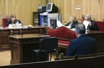 El acusado en el banquillo y al fondo a la izquierda, el abogado que lo defendi�. 