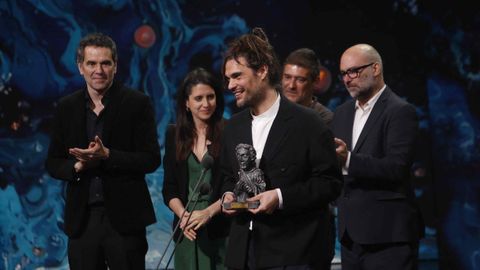 <span lang= gl >Oliver Laxe, sostendo o premio de �S�rat� como mellor longametraxe</span>