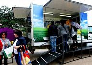 Los vecinos se acercaron al stand junto al Concello.