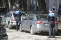 Agentes de la Polic�a Local multando coches en el Cant�n, en foto de archivo. 