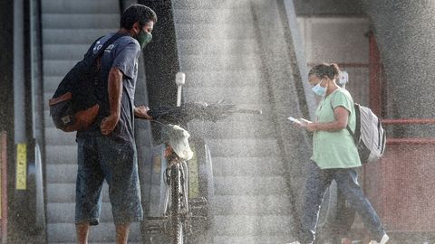 Usuarios pasan por una cabina de desinfeccin para entrar a una estacin del metro, en el centro de la ciudad de Osasco, en Sao Paulo (Brasil)