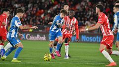 Mario Soriano, entre varios rivales del Almer�a