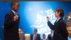 �ngel Abaga Elebiyo y Aurora Rodr�guez Ososrio cantan un quinto premio, el n�mero 72.853 durante la celebraci�n del Sorteo Extraordinario de la Loter�a de Navidad 2024