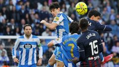 Pati�o trata de rematar en presencia de Jos� �ngel durante el D�por-Eibar