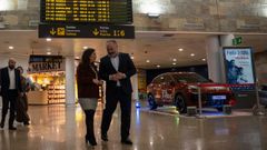 In�s Rey y Jos� Ram�n Rioboo, charlando en el aeropuerto, antes de firmar el convenio para el taxi. Al fondo, el teniente de alcalde, Jose Manuel Lage Tu�as.