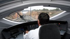 Un maquinista conduciendo un tren de alta velocidad