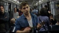 Un joven triunfa en Youtube cantando su curr�culum en el metro de Barcelona