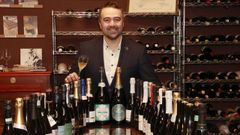 Alejandro Paad�n, el pasado s�bado rodeado de vinos espumosos gallegos.