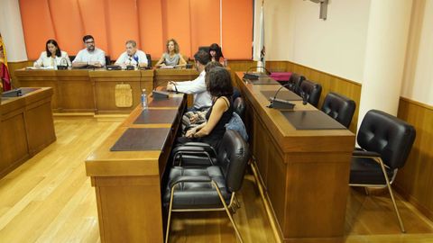 Los cuatro asientos vac�os de los concejales del PP, a la derecha.