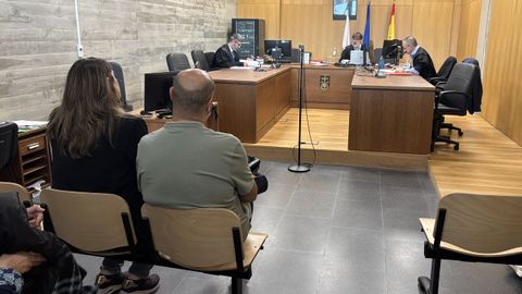 Los progenitores acusados de un delito leve de coacciones, durante el juicio en Ourense