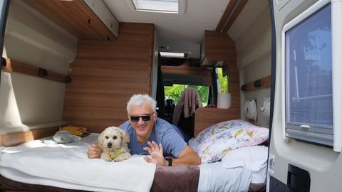 Eugenio, con su perra Lía, que también acudió al viaje.