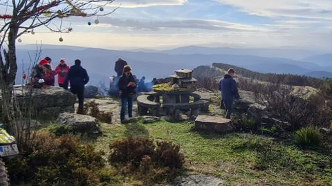 A los que subieron a la Pena dos Catro Cabaleiros este 31 de diciembre los esperaba un beln montado en la mesa que hay en la cima