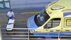 Una ambulancia, en la entrada del servicio de urgencias del hospital Montecelo, en Pontevedra