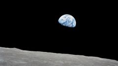 Imagen tomada a bordo del Apolo 8 por Bill Anders, esta fotografa icnica muestra la Tierra asomndose desde ms all de la superficie lunar cuando la primera nave espacial tripulada circunnaveg la Luna.
