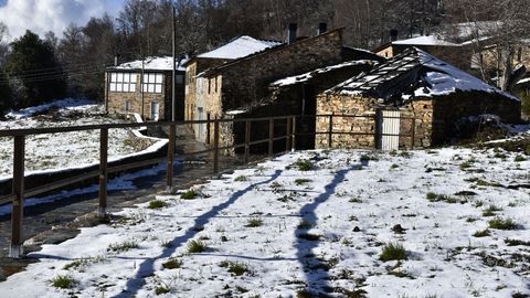 La nieve blanque� los campos y los tejados en la localidad de O Busto, en A Pobra do Broll�n