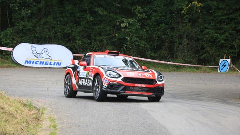 Alberto Monarri y su copiloto Rodrigo San Juan con el Abarth 124 Rally oficial.