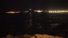 Un helic�ptero barri� con haces de luz el mar en el entorno de la playa de Silgar, en Sanxenxo, este martes por la noche