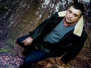 El gerente, Juan Penabad Muras, sobre un vinilo con bosques de la zona, en la oficina.