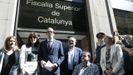 El alcalde de Mollerusa, con un papel en sus manos, acompa�ado de Forcadell y varios dirigentes de PDeCAT. 