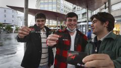 �lvaro, Rodman y Duarte muestran las tarjetas de descuentos de Dazona Salseo, disponibles tanto en formato f�sico como digital (se utiliza desde el m�vil).  Se pueden adquirir por 11,90 euros al a�o en Internet, a trav�s de la web dazona.es, o en puntos de venta f�sicos (Autoescola SC-20 en Santiago).
