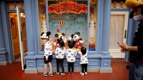 Visitantes en el parque Disney de Tokio