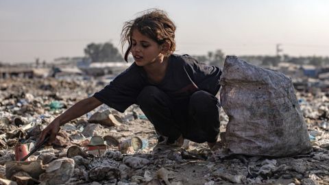 Un nio palestino clasifica la basura mientras recoge plstico de un vertedero en Jan Yunis, Gaza.