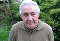 Casal es profesor jubilado. 