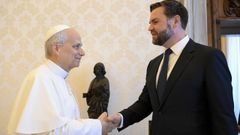 El papa saluda al vicepresidente de Estados Unidos, J. D. Vance, al que recibi en audiencia