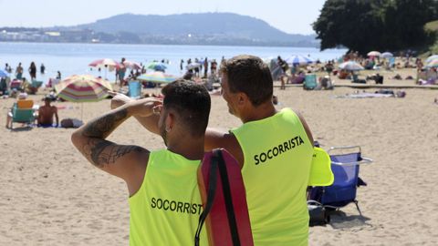 Dos socorristas supervisan la playa de Caranza, en Ferrol.