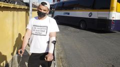 Daniel Aquilino Fern�ndez, ante uno de los buses que no puede usar 