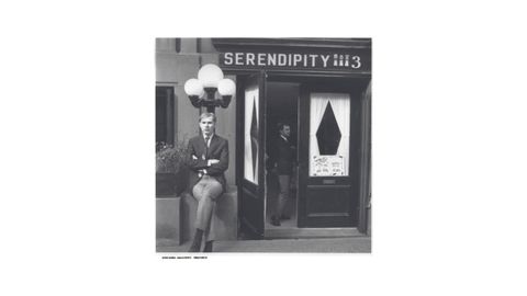 13. Andy Warhol  Andy Warhol delante del restaurante  Serendipity   2022 The Andy Warhol Foundation  for the Visual Arts, Inc. / VEGAP